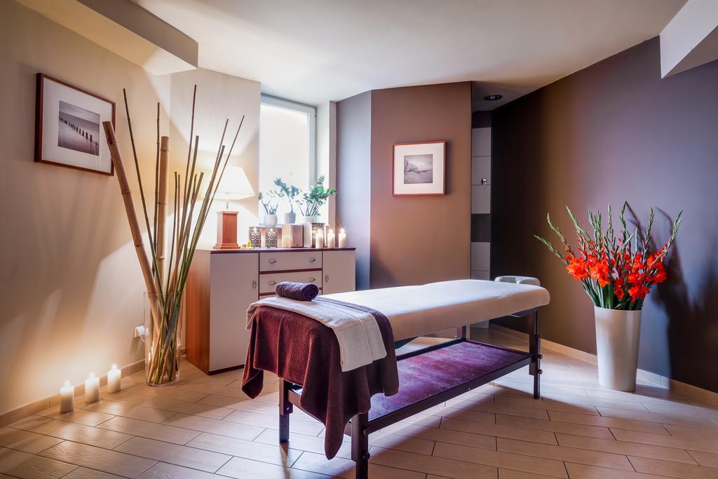 קרפאז' Hotel Konradowka Wellness & Spa - 300 Metrow Do Centrum מראה חיצוני תמונה