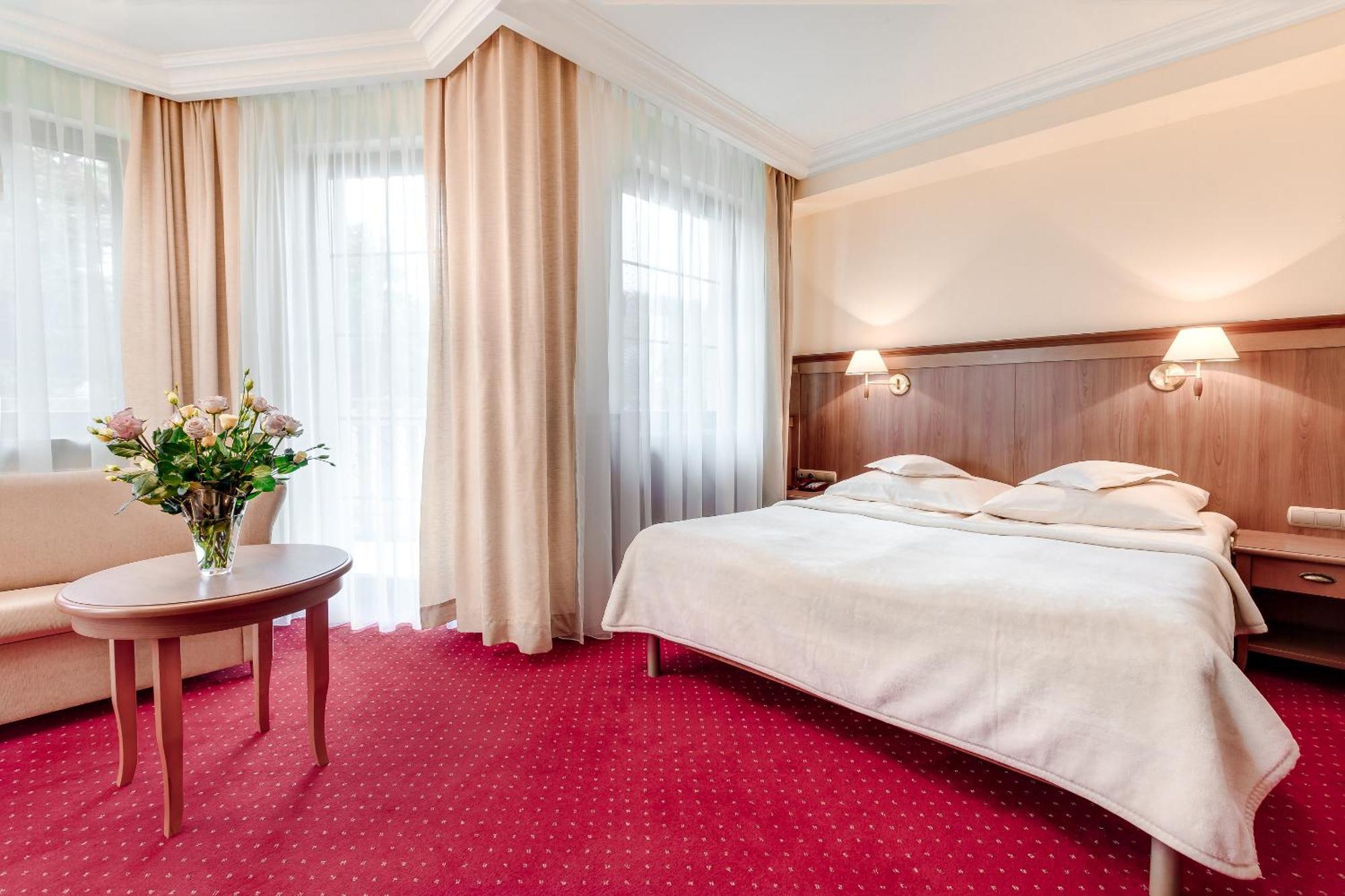 קרפאז' Hotel Konradowka Wellness & Spa - 300 Metrow Do Centrum מראה חיצוני תמונה