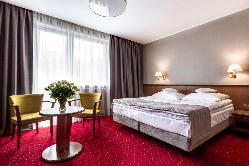 קרפאז' Hotel Konradowka Wellness & Spa - 300 Metrow Do Centrum מראה חיצוני תמונה