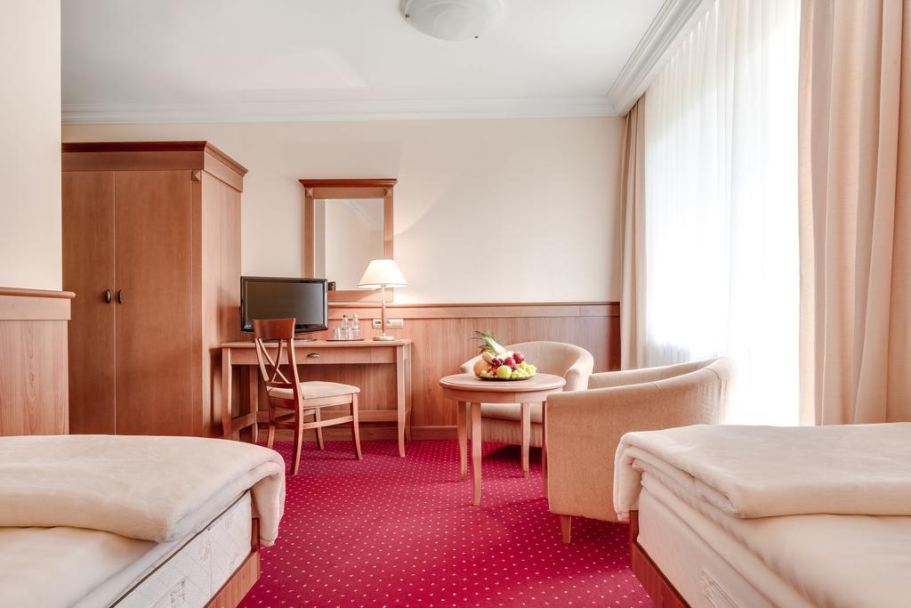 קרפאז' Hotel Konradowka Wellness & Spa - 300 Metrow Do Centrum מראה חיצוני תמונה