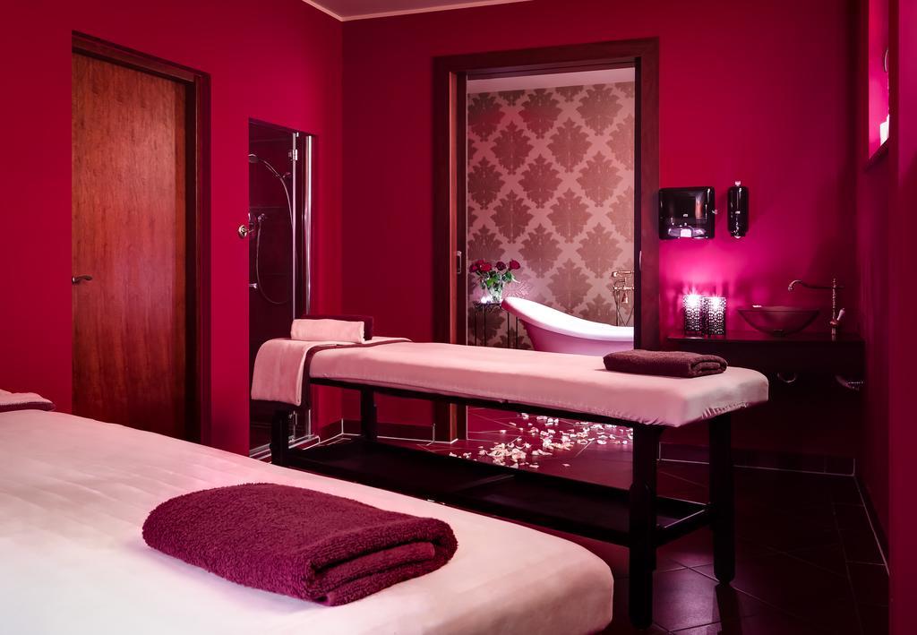 קרפאז' Hotel Konradowka Wellness & Spa - 300 Metrow Do Centrum מראה חיצוני תמונה