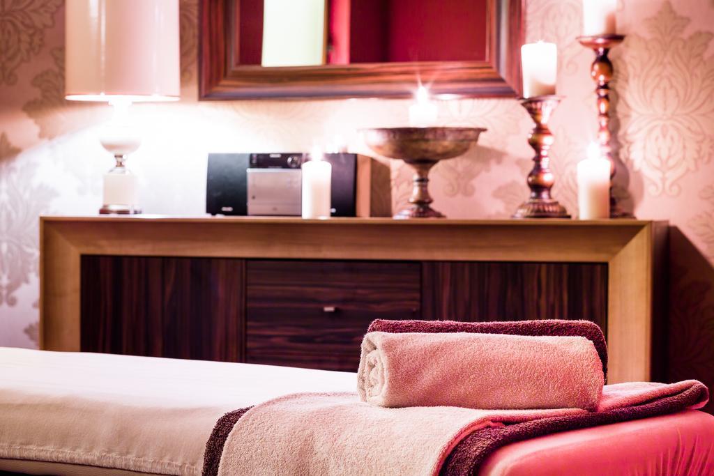 קרפאז' Hotel Konradowka Wellness & Spa - 300 Metrow Do Centrum מראה חיצוני תמונה
